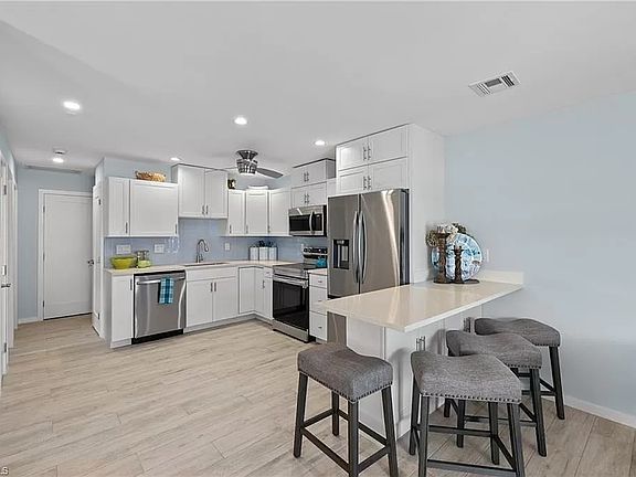 Kitchen/eating bar area