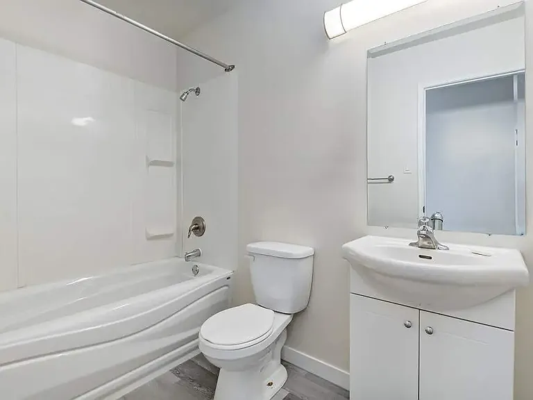 295 12th St E #101 — Photo 5