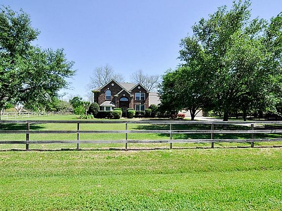 1.68 ACRES OF CREEK FRONT PROPERTY WITH BEAUTIFUL TEXAS  LIVE OAKS & PECAN TREES! THIS HOME IS IMMACULATE,& SHOWS TRUE PRIDE OF OWNERSHIP! VERY WELL MAINTAINED! REMEMBER WOODS EDGE SUBDIVISION HAS NO MUD TAX, SO HAS VERY LOW TAX RATE!!!