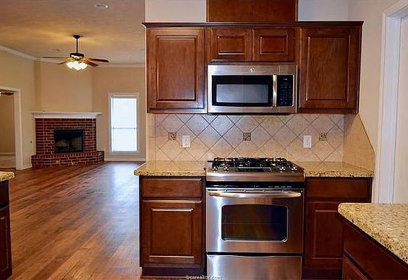 4th image of 1028 Emerald Dove Ave