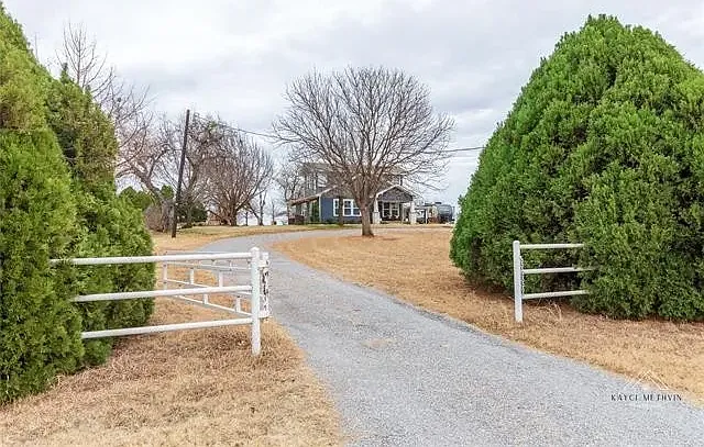 679 Peterson Rd N — Photo 3