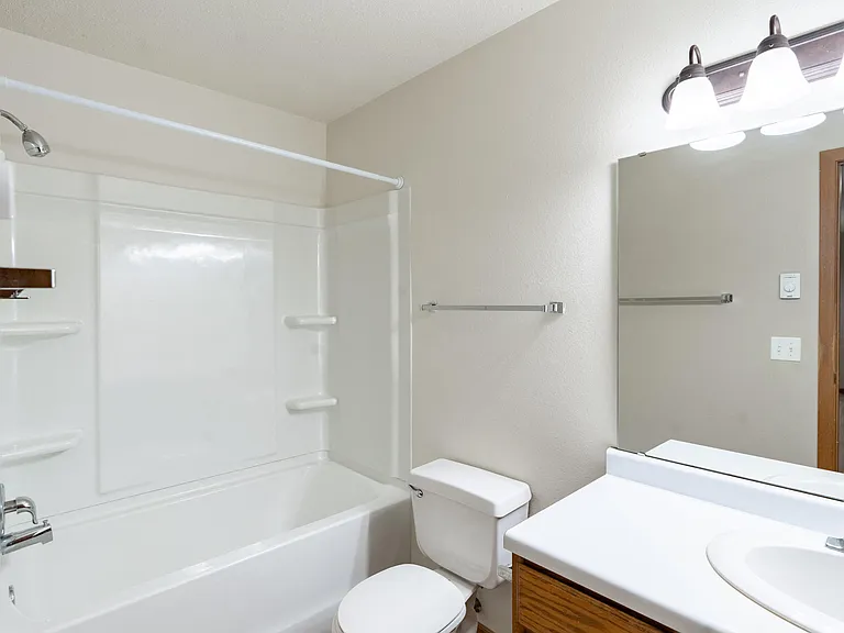Fargo, ND Briar Pointe Apartments | 21A | Bathroom