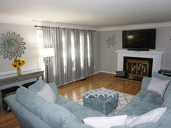 3rd image of 34276 Grove Dr