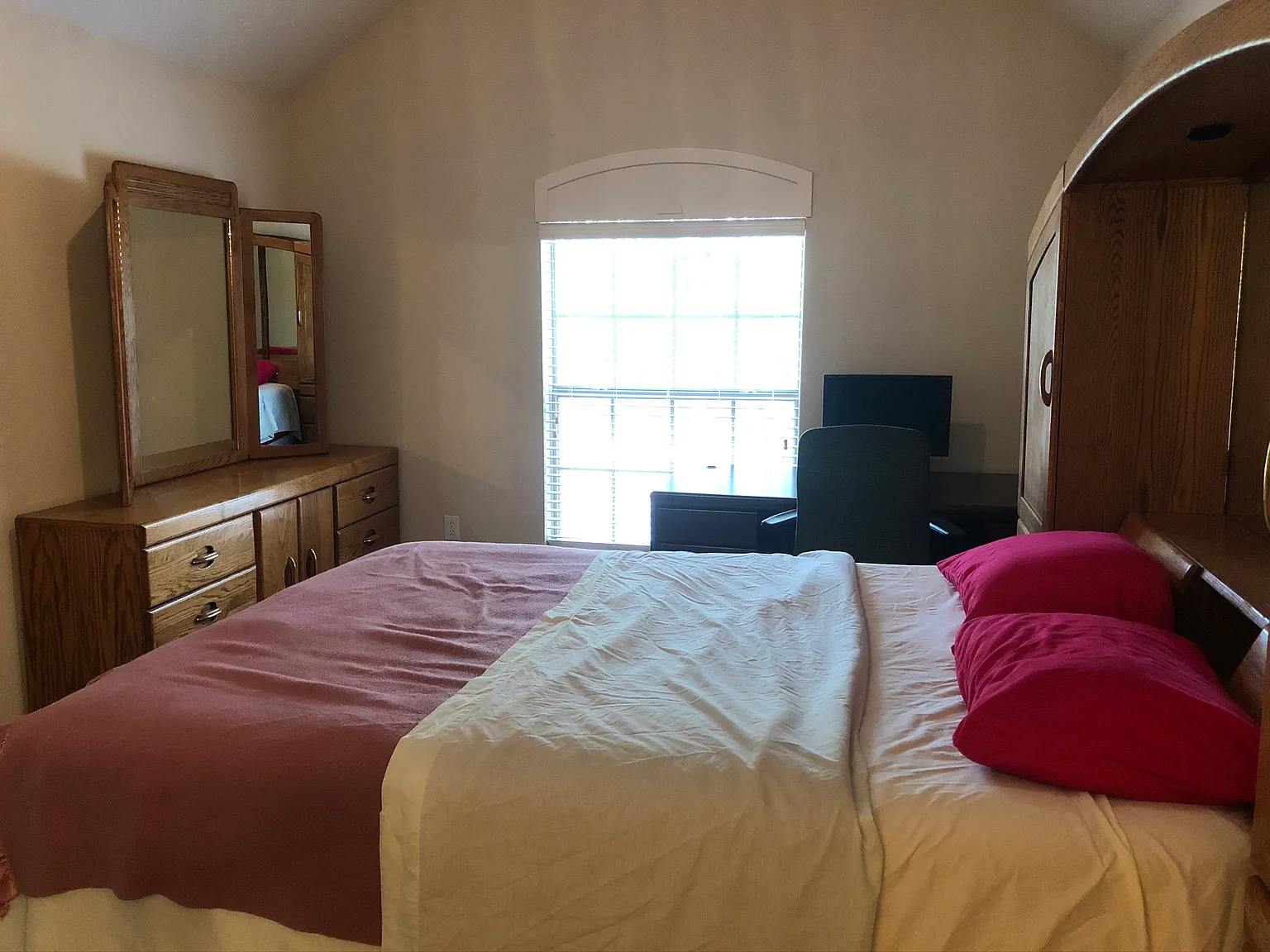 5 bed, 3.5 bath, 3600 sqft, $1,050 — Photo 2
