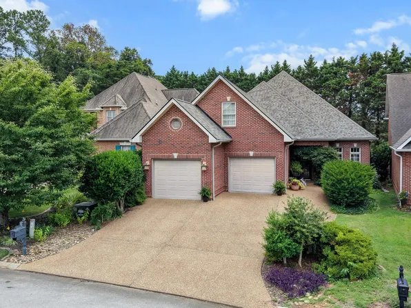 233 Savannah Park Dr, Maryville, TN 37803
