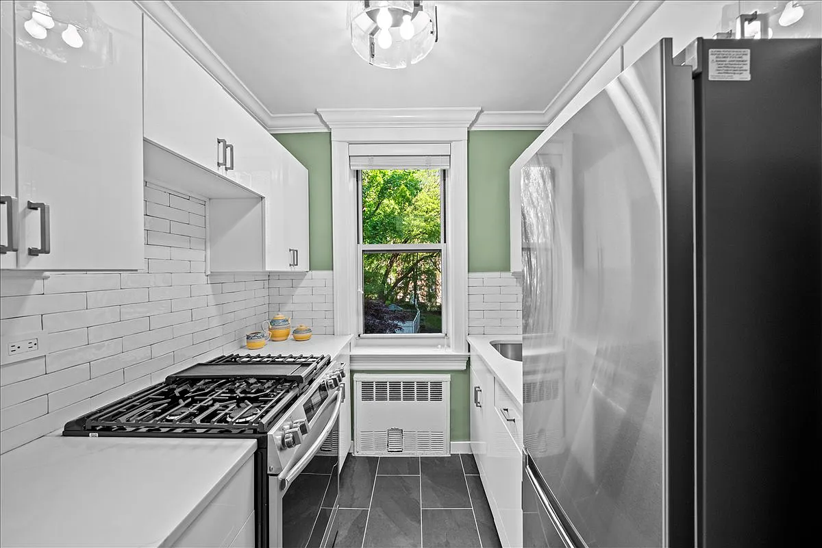 629 Kappock Street — Photo 2