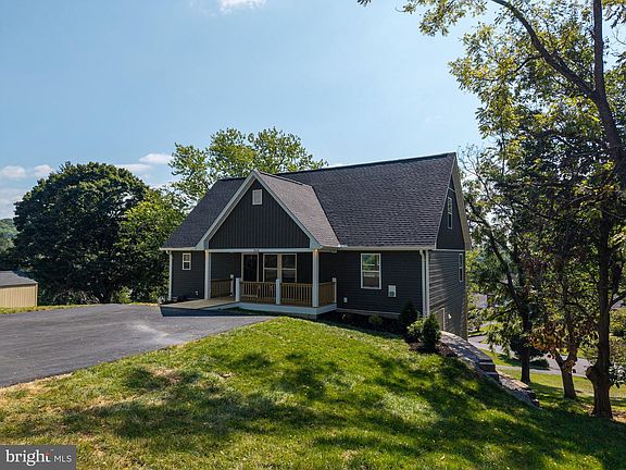 5th image of 715 Hillcrest Dr