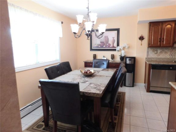 4th image of 17 Brookside Dr W