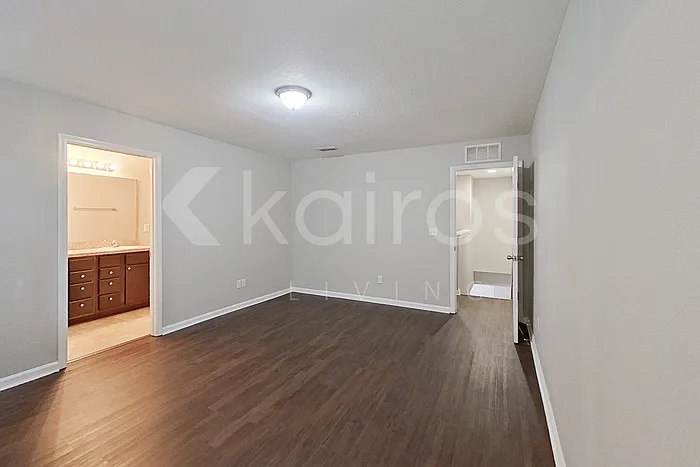 1335 Mull St — Photo 10