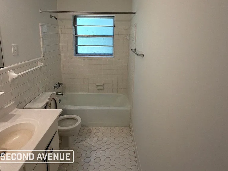 5052 Cedrick Ave — Photo 10
