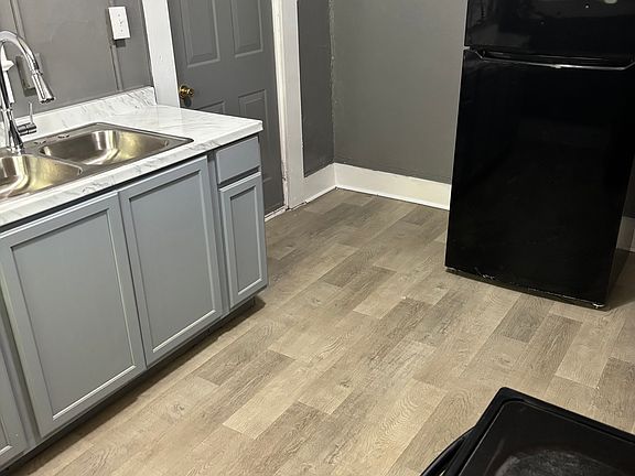 5th image of 4052 Broadway