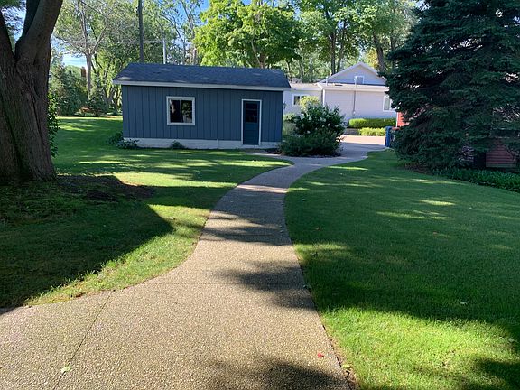 Detached garage