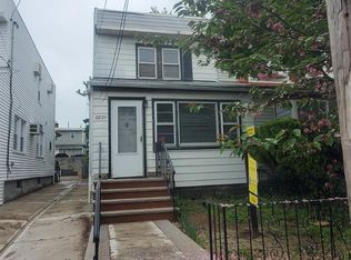 32-31 200th St, Flushing, NY 11361