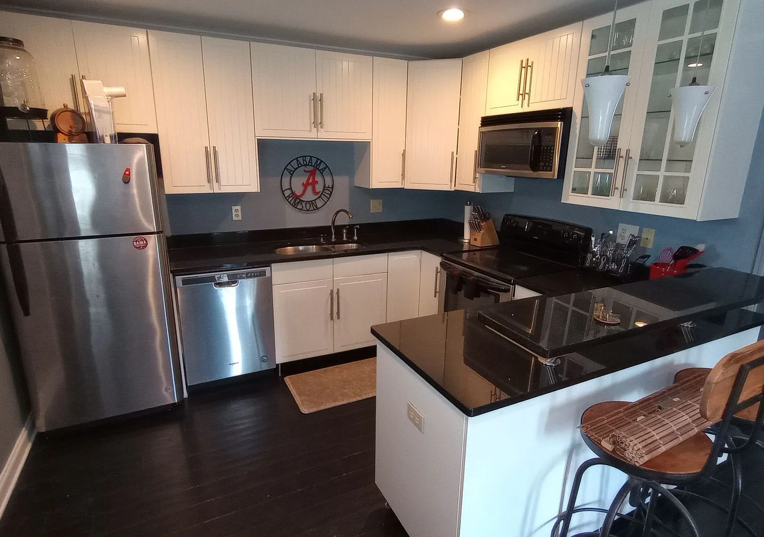 Furnished 1 Bedroom Condo on Campus — Photo 3