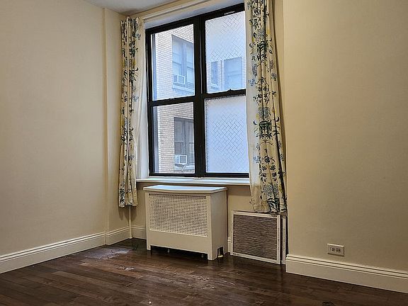 5th image of 211 W 106th St APT 10B