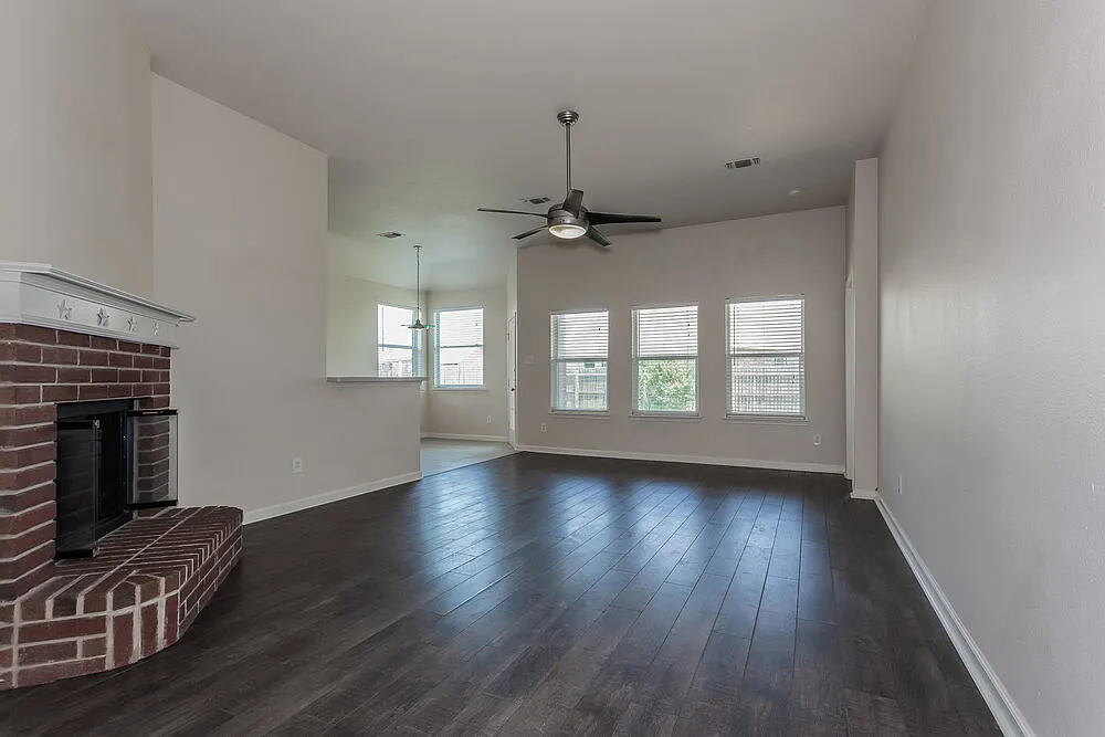 3 bed, 2.0 bath, 1418 sqft, $1,995 — Photo 2