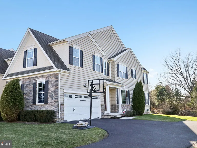 1035 Thorndale Dr — Photo 5