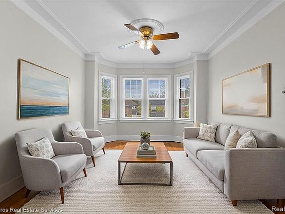 4th image of 981 Beaconsfield Ave #2N