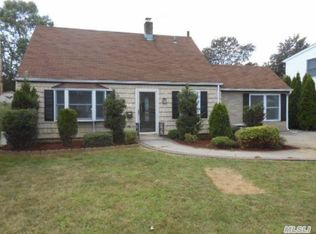 14 Elmtree Ln, Levittown, NY 11756