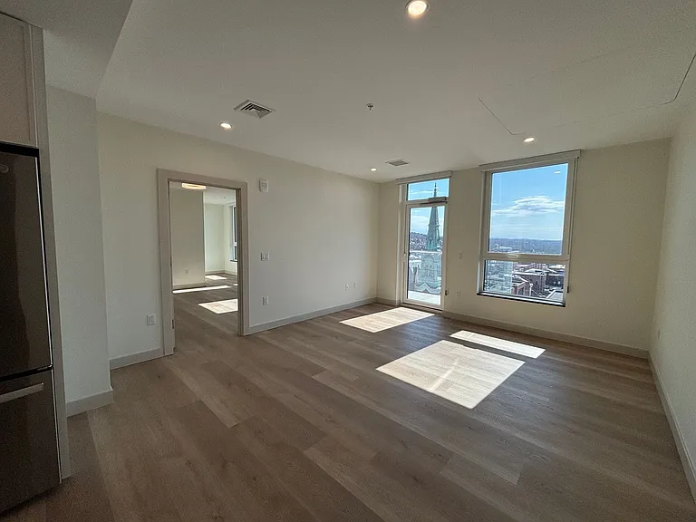 Bank Street Apartments at Burlington Square — Photo 18