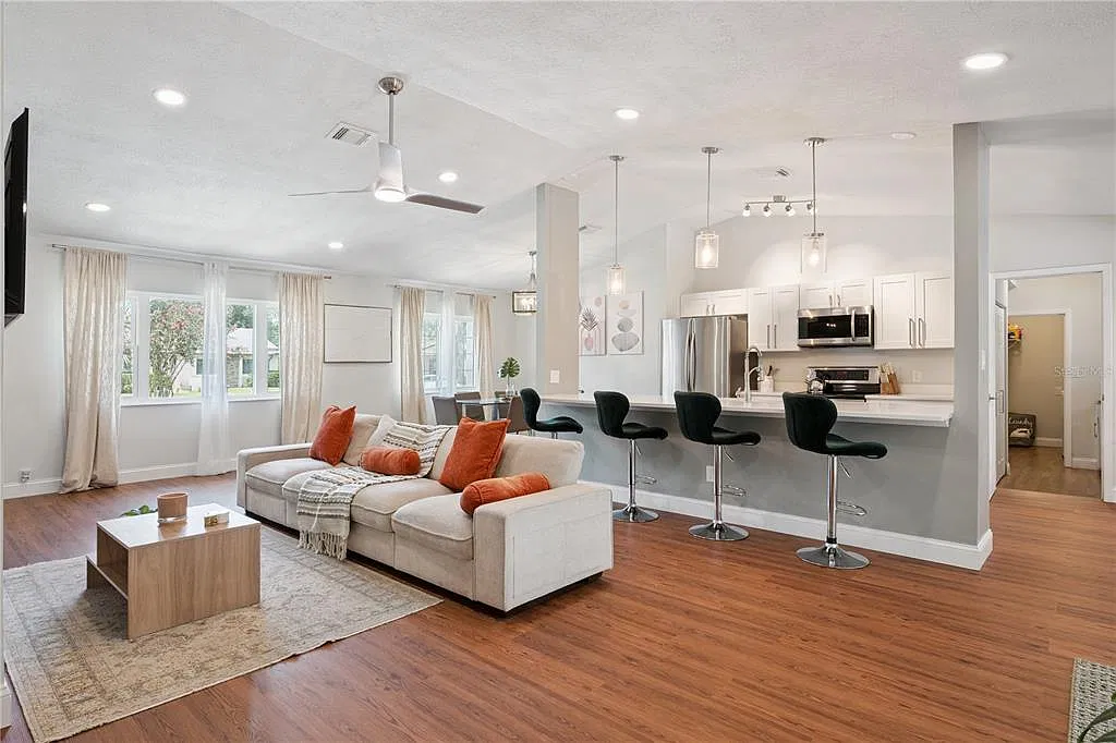 4 bed, 2.0 bath, 1649 sqft, $4,000 — Photo 4