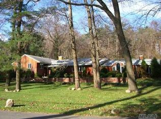 36 Valley Rd, Old Westbury, NY 11568