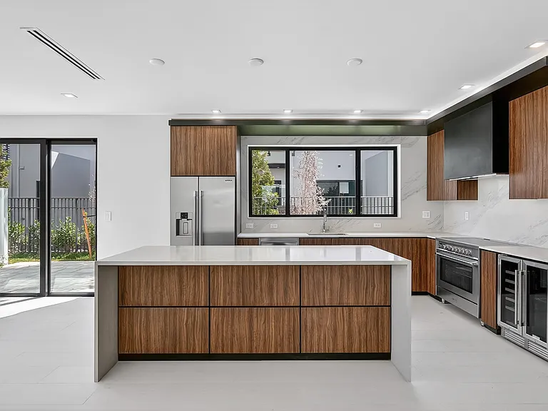4420 SW 32nd Ave — Photo 6
