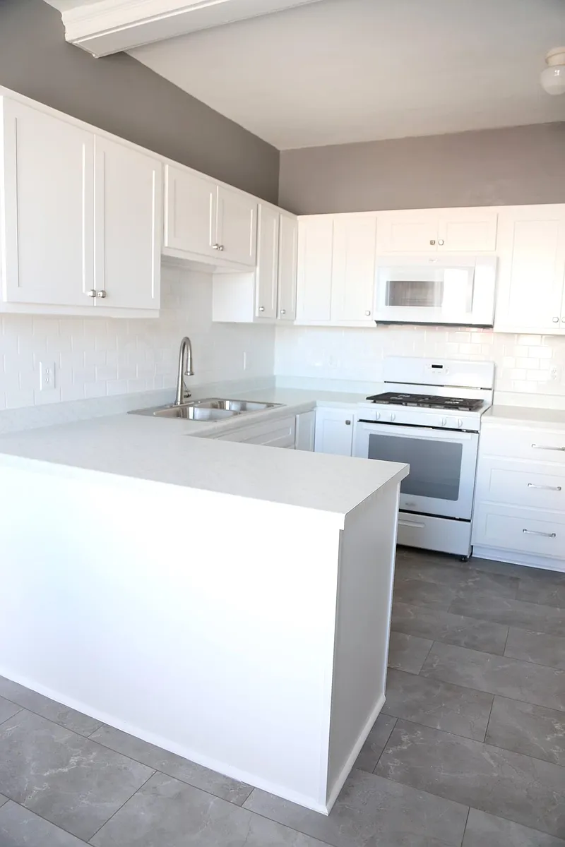 Building Photo - 5210 Bancroft Ave #2W