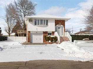 10 Pollack Pl, Hicksville, NY 11801