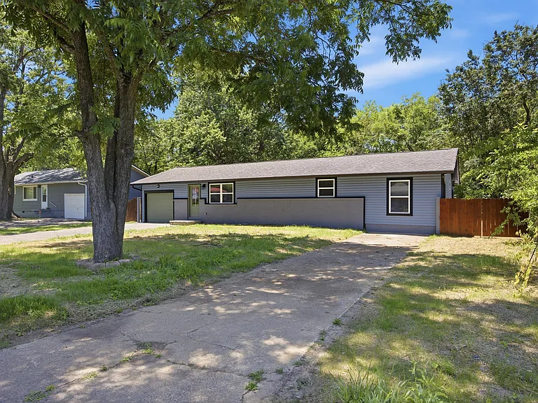 7713 Canyon Dr — Photo 2