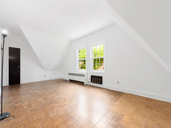 10 Station Sq APT R42, Forest Hills, NY 11375
