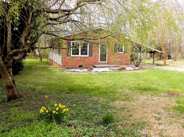 106 Pinetree Dr, Black Mountain, NC 28711