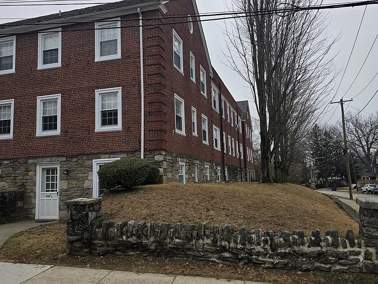 240 Summit Ave #B2 — Photo 2
