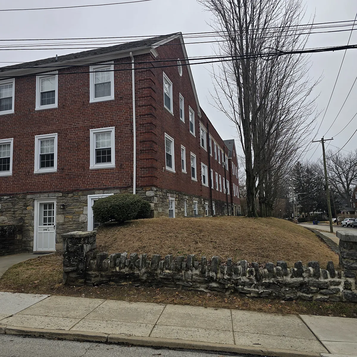 Building Photo - 240 Summit Ave #B2