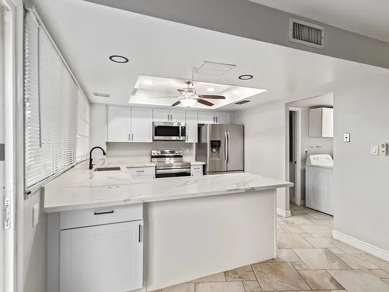 5885 E Thomas Rd — Photo 15