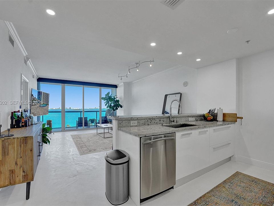 1st image of 601 NE 36th St APT 811