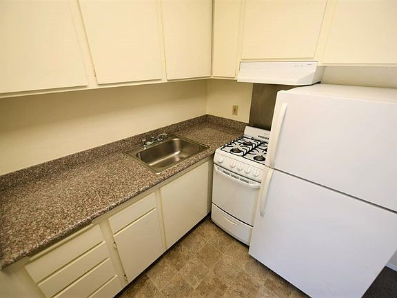 4th image of 2801 Summit St APT 202