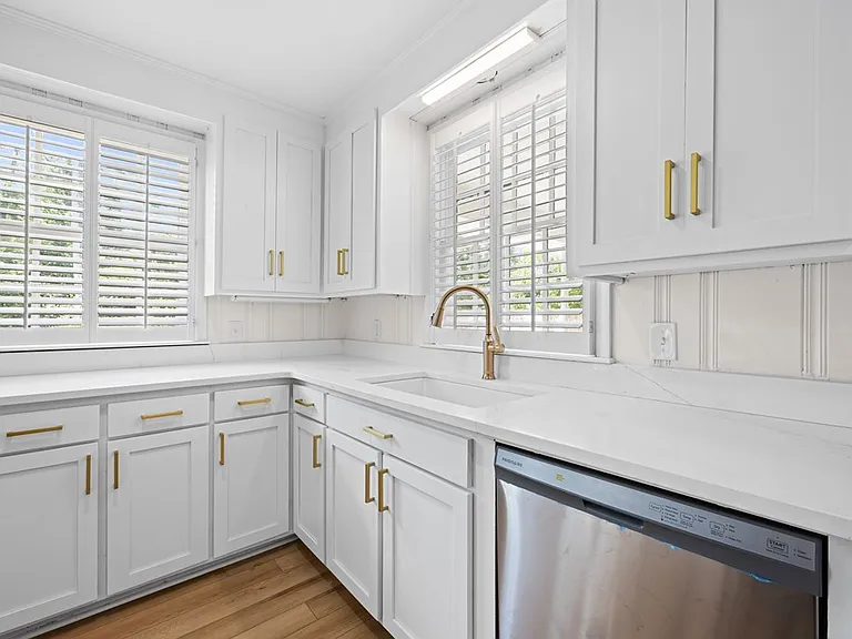 2421 Westwood Dr — Photo 5