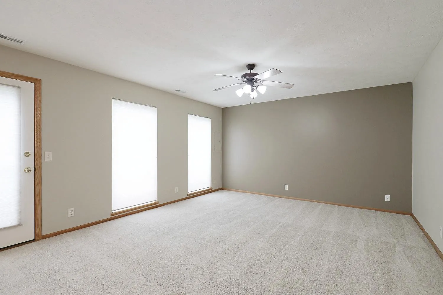 6907 Naples Dr — Photo 2