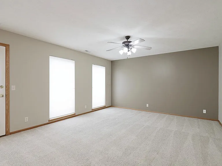 6907 Naples Dr — Photo 2
