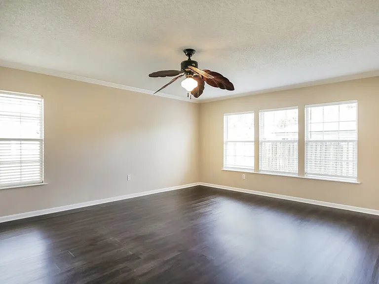 1417 Heather Ct — Photo 8