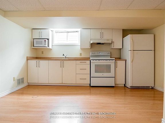 4th image of 9 Churchill St