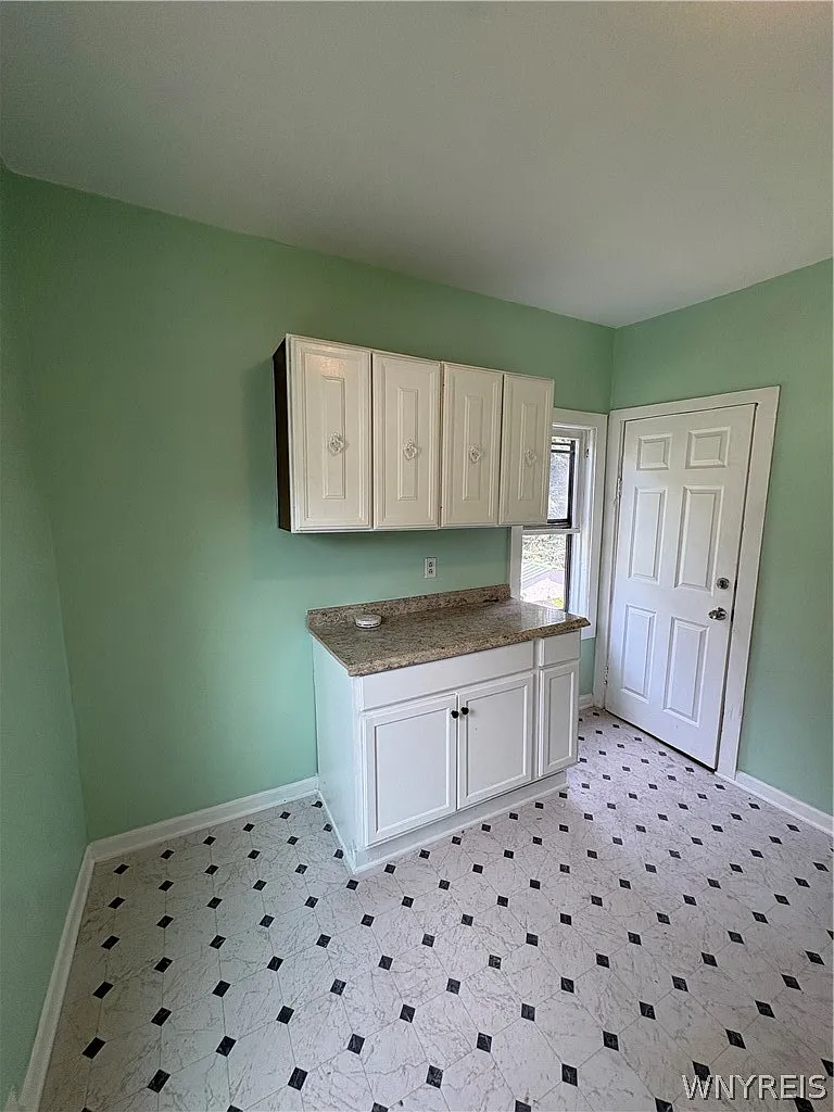 3 bed, 1.0 bath, 2332 sqft, $1,200 — Photo 4