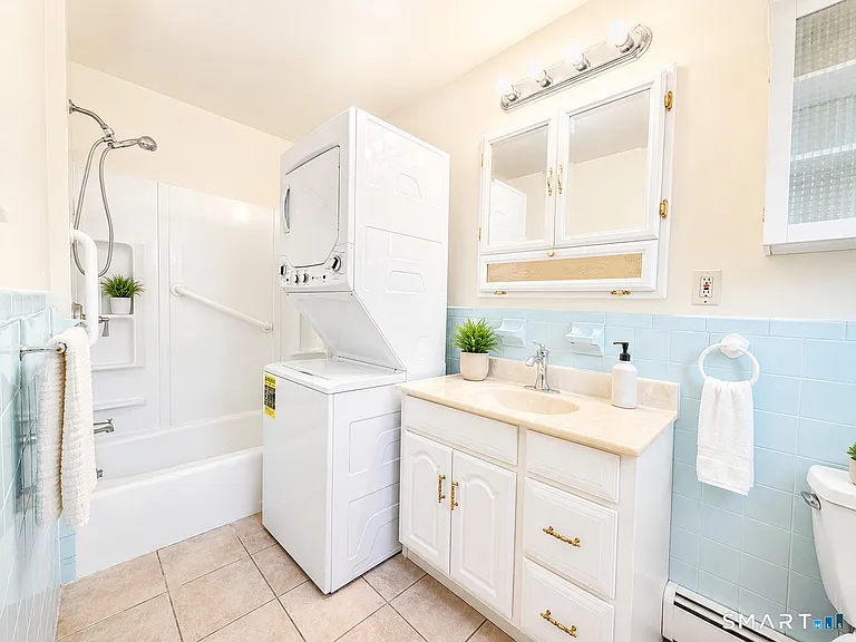 291 Strawberry Hill Ave — Photo 12