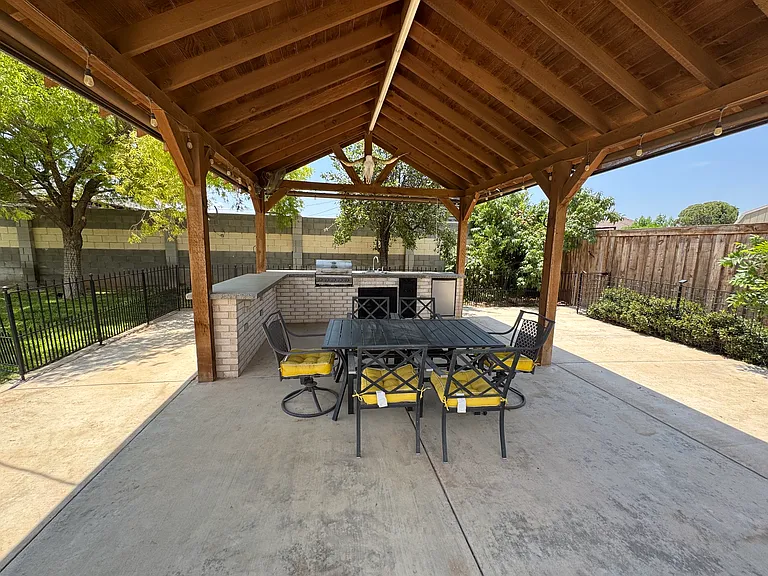 400 W Dengar Ave — Photo 18