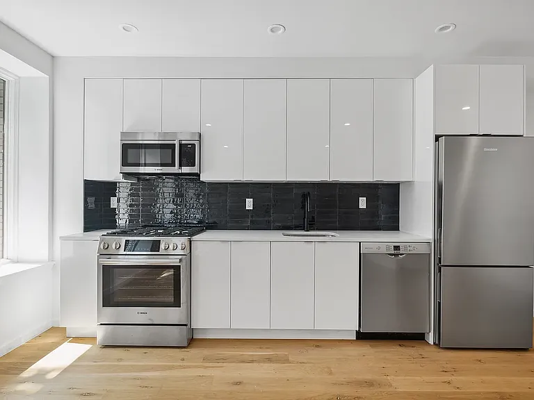 235 Monroe St #4 — Photo 2