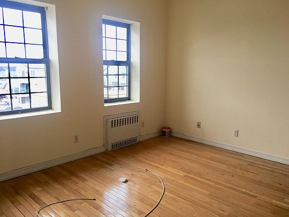 3rd image of 890 W Beech St APT 2D