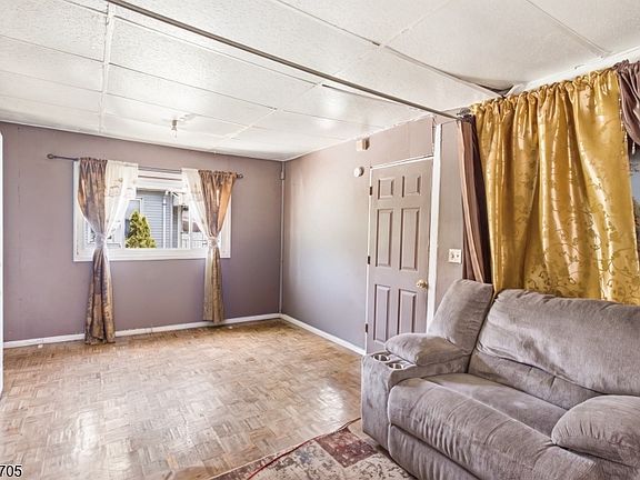 5th image of 1410 Leslie St