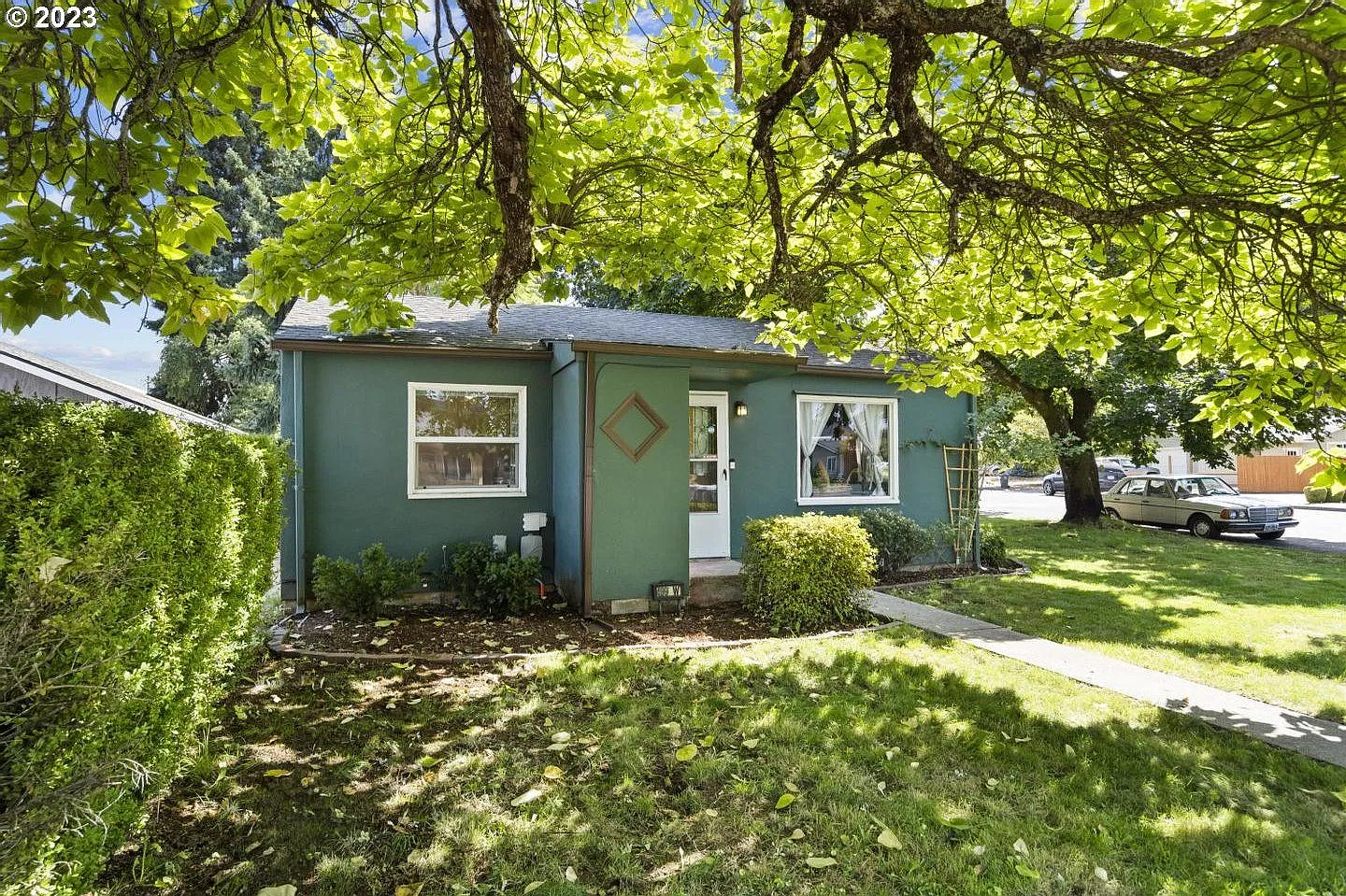 3Bd/1Ba Mid Century Home In Canby~ A/C, 2 Additional Storage, and Spacious Yard — Photo 2