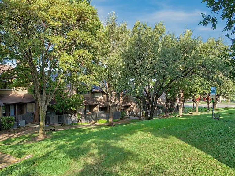 Highlands Creek Apartments — Photo 14